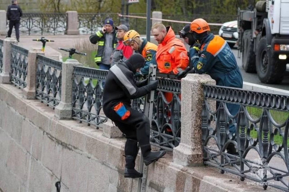Пассажиры упавшего в реку в Петербурге автобуса получат страховые выплаты