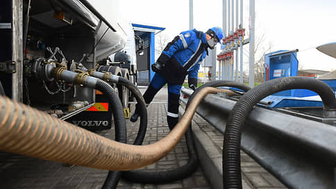 На НПЗ запахло свободой // Власти могут приоткрыть экспорт бензина до июля