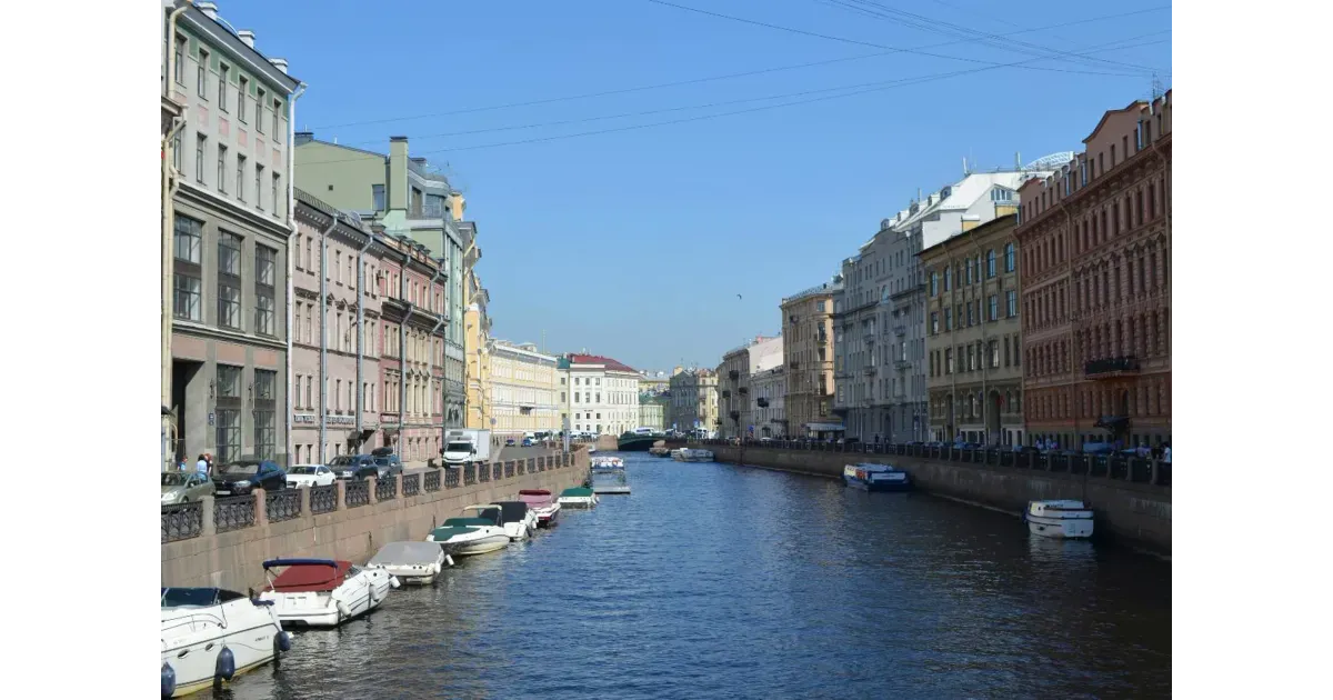 В Санкт-Петербурге пассажирский автобус упал в реку Мойку