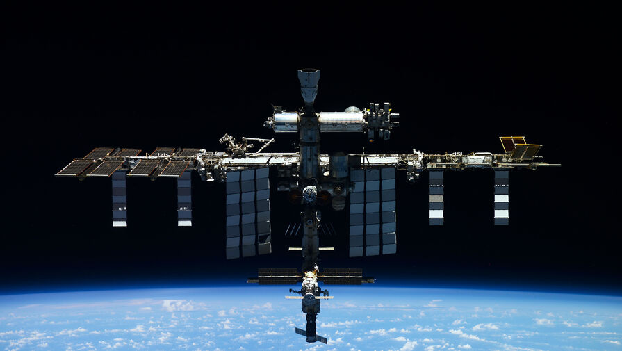Российские космонавты на МКС провели тренировку в скафандрах Орлан