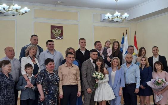 Сегодня в Курске официально скрепили свой союз узами брака 12 пар молодоженов